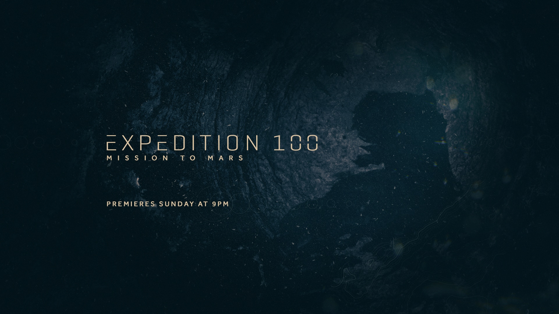 Vue sur un cratère avec le titre de l’émission : Expedition 100 - mission to mars